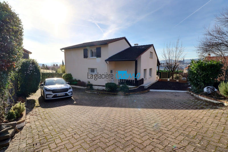 Maison traditionnelle - 240 m² - 7 pièces