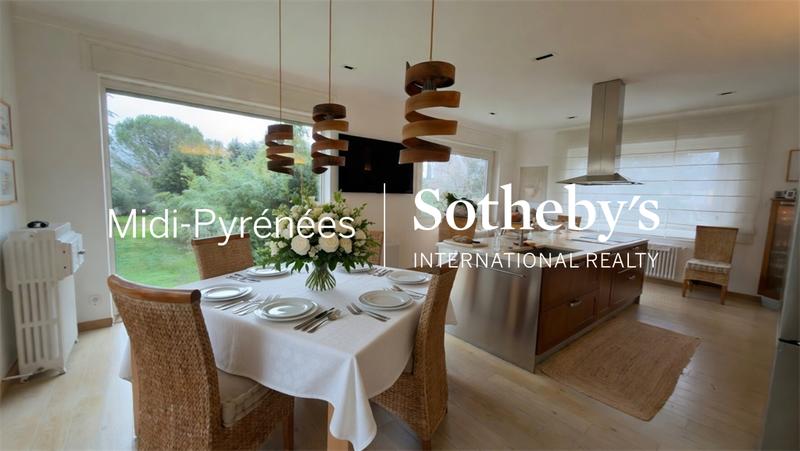 Maison de ville - 385 m² - 15 pièces