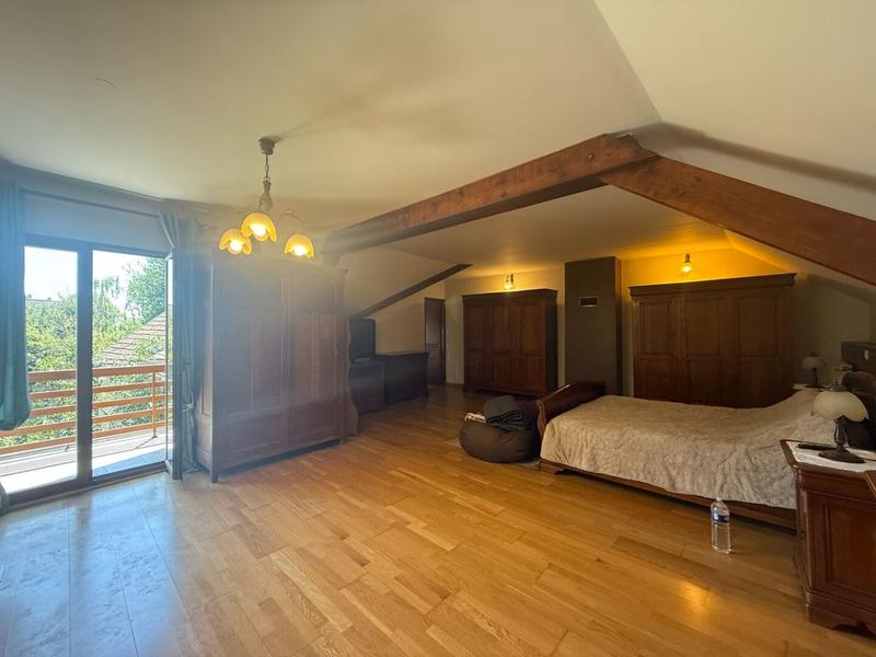 Maison - 232 m² - 9 pièces