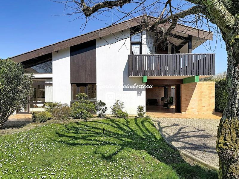 Villa - 213 m² - 6 pièces