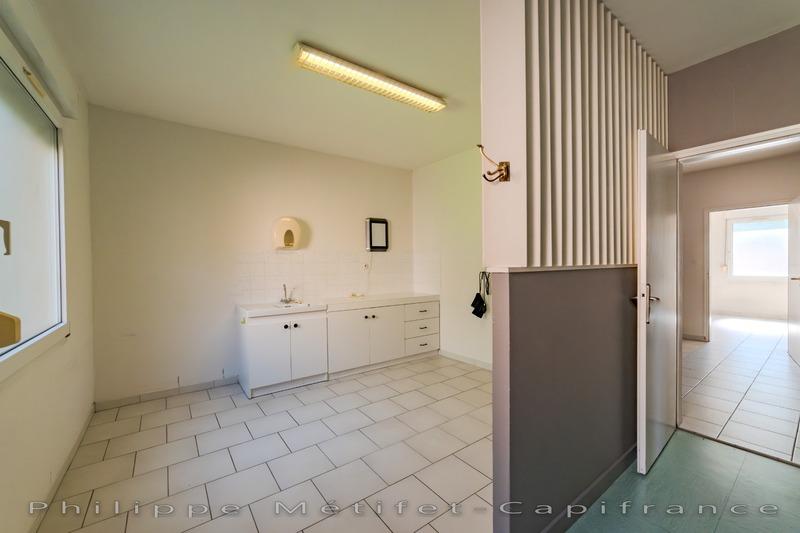 Local d'activité / Entrepôt - 238 m² - 21 pièces