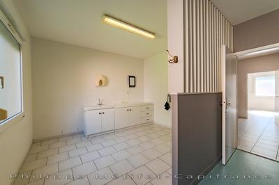 Local d'activité / Entrepôt - 238 m² - 21 pièces