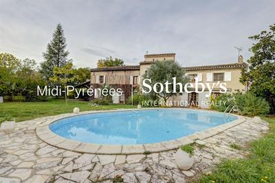 Maison - 256 m² - 7 pièces