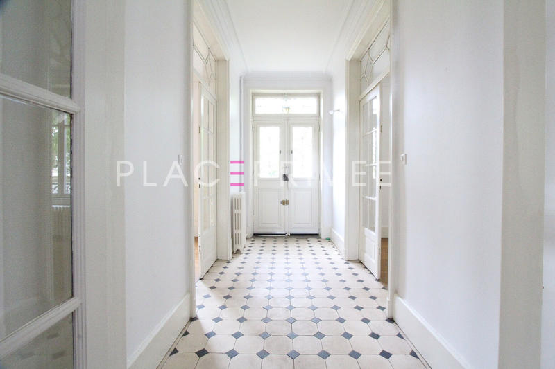 Maison - 203 m² - 9 pièces