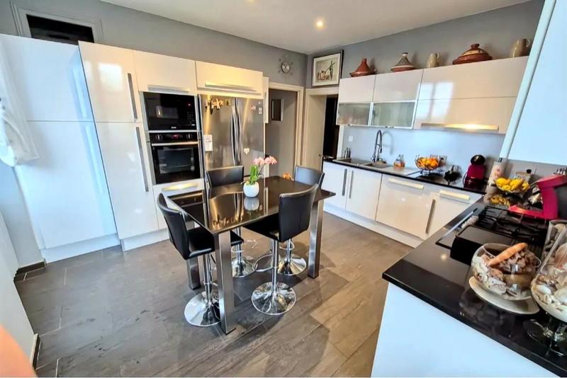 Maison - 300 m² - 7 pièces