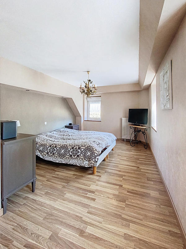 Maison - 185 m² - 8 pièces