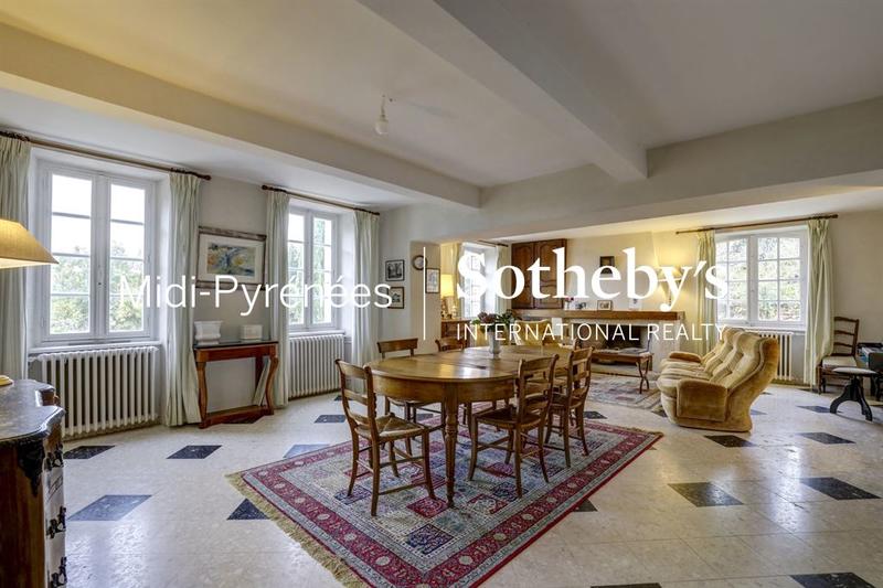 Maison - 393 m² - 10 pièces