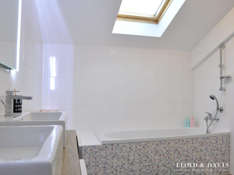 Maison traditionnelle - 196 m² - 7 pièces