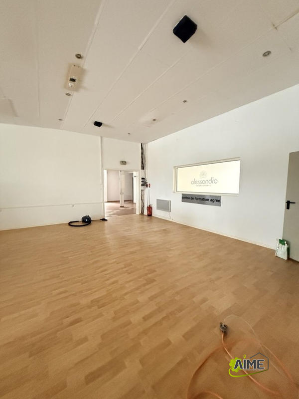 Local commercial - 900 m² - 4 pièces