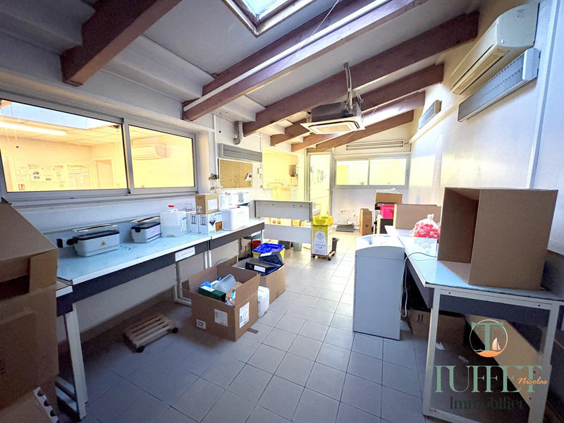 Local commercial - 150 m² - 8 pièces