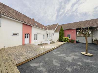 Maison - 280 m² - 9 pièces
