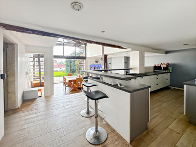Maison - 239 m² - 11 pièces