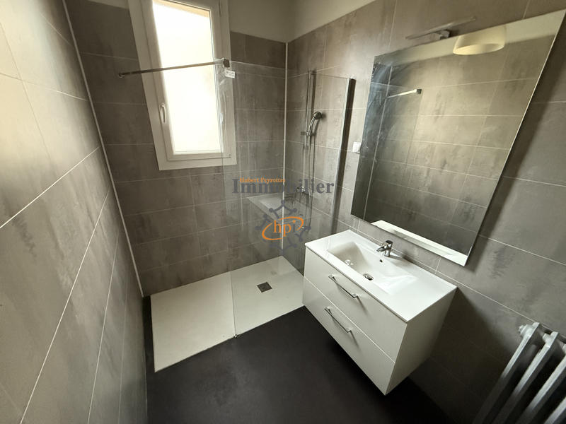 Maison - 230 m² - 8 pièces