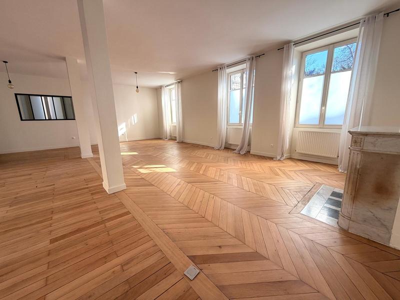 Maison - 300 m² - 7 pièces