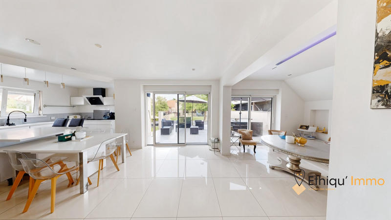 Maison - 251 m² - 8 pièces