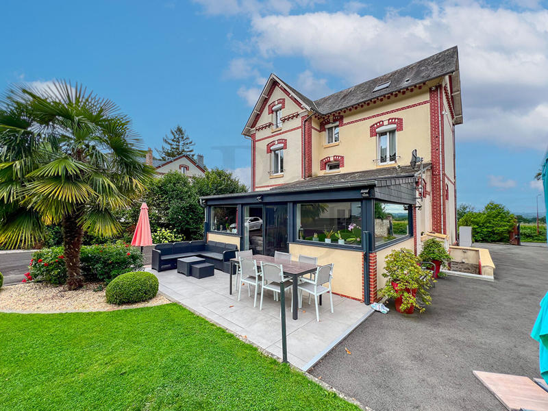 Maison - 215 m² - 8 pièces