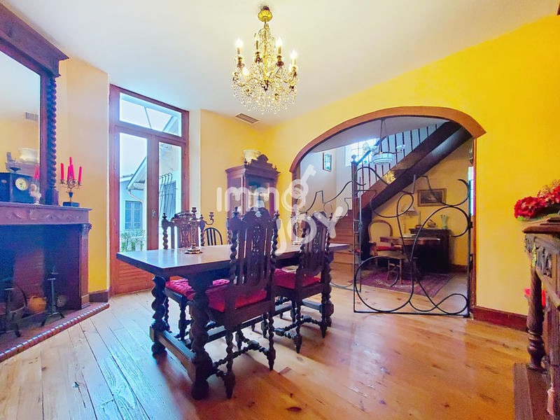 Propriété - 237 m² - 9 pièces