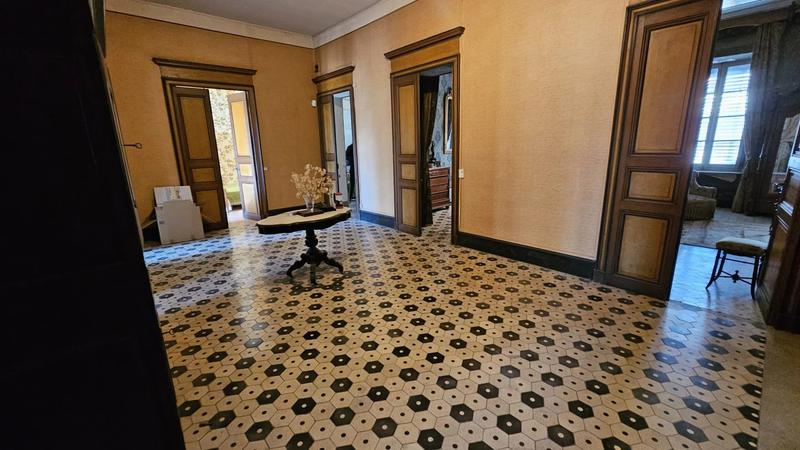 Maison - 640 m² - 12 pièces