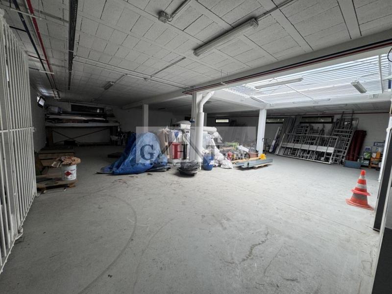 Entrepôt - 730 m²