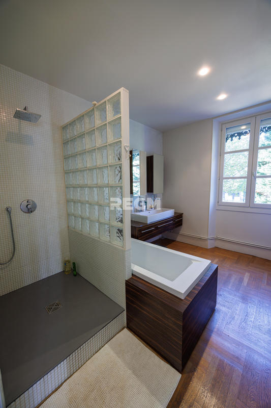 Propriété - 260 m² - 8 pièces