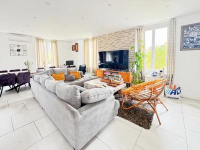 Maison - 235 m² - 10 pièces