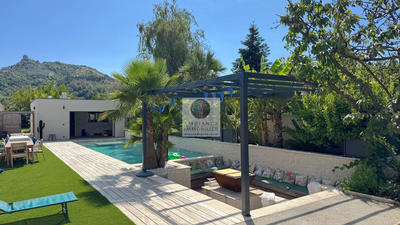 Maison - 235 m² - 8 pièces