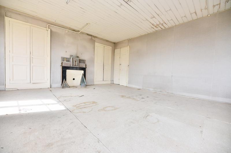 Maison - 1 100 m² - 30 pièces