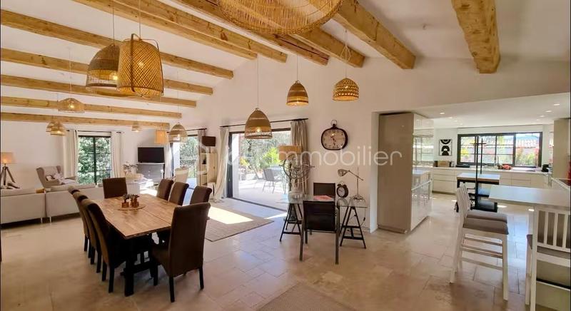 Villa - 300 m² - 7 pièces