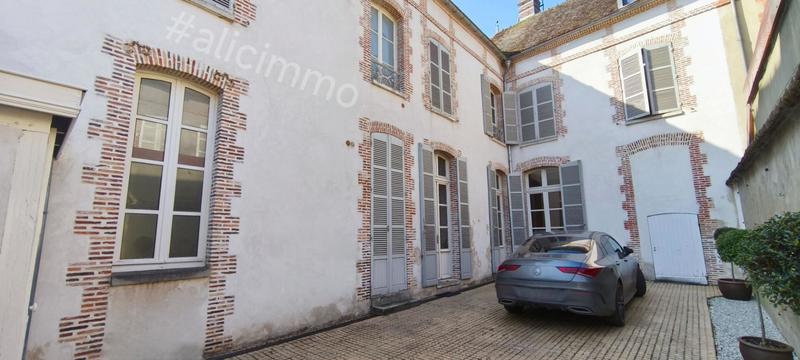 Maison - 334 m² - 14 pièces