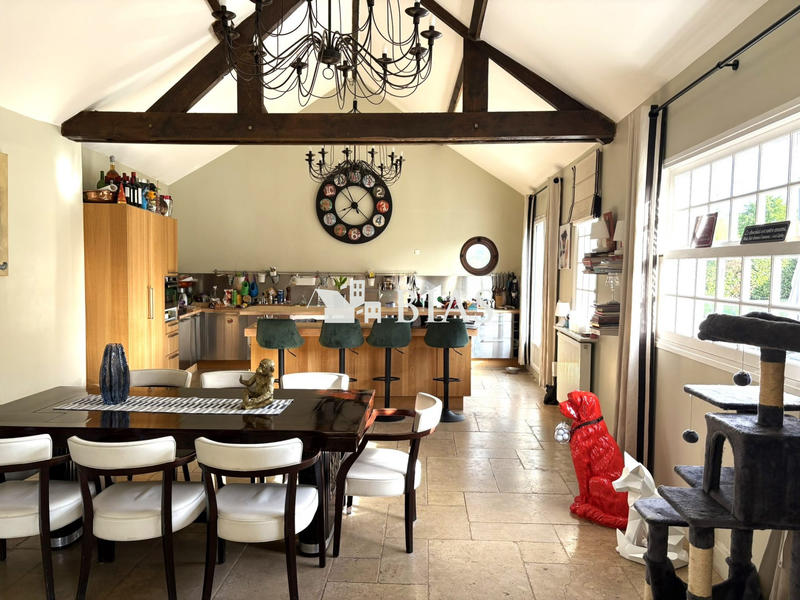 Maison - 280 m² - 8 pièces