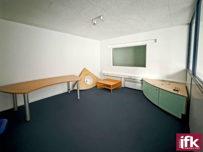 Local commercial - 180 m² - 8 pièces