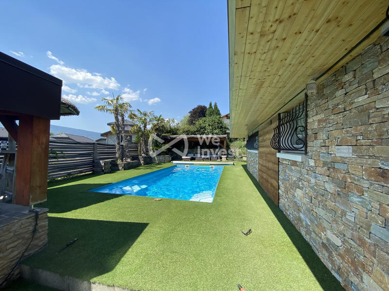 Villa - 235 m² - 10 pièces