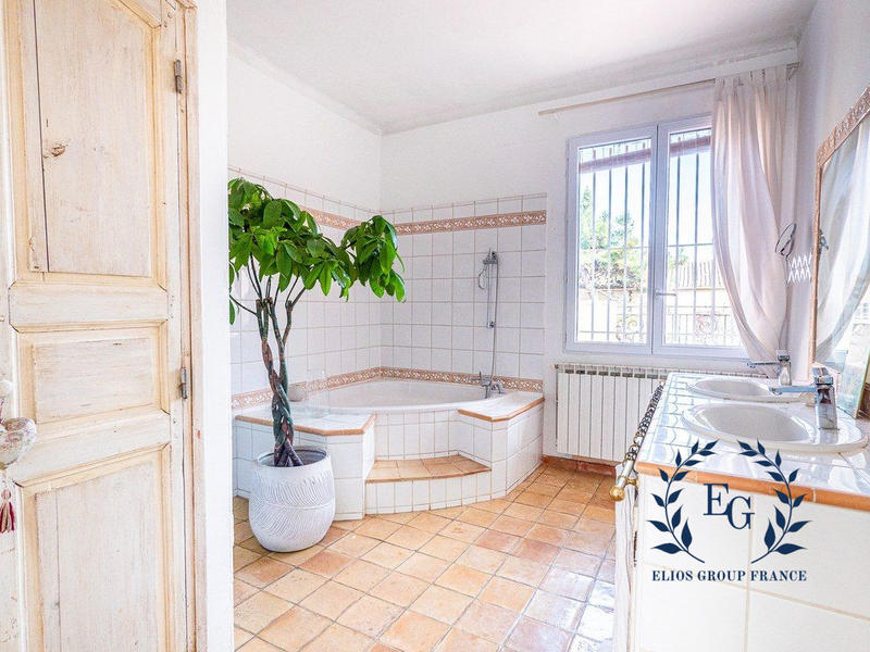 Maison - 252 m² - 7 pièces