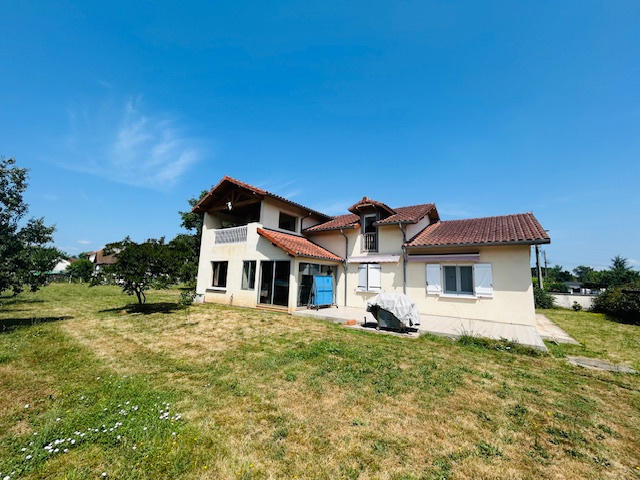 Maison - 230 m² - 6 pièces