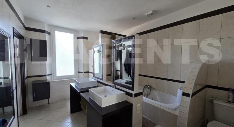 Maison de ville - 180 m² - 7 pièces