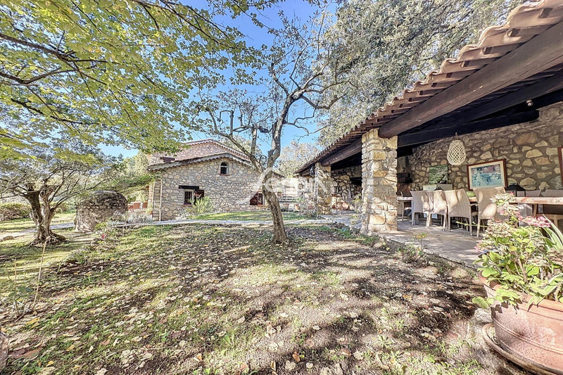 Propriété - 400 m² - 9 pièces