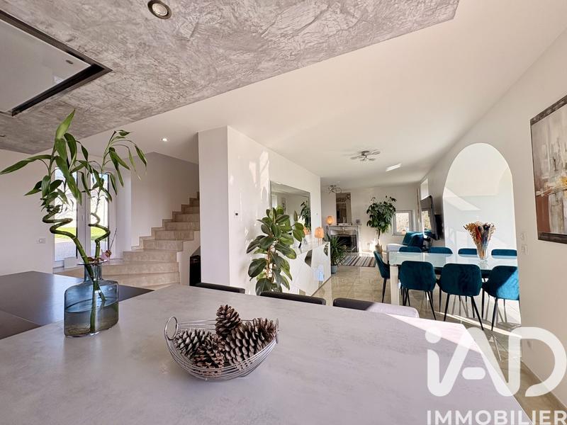 Maison - 240 m² - 8 pièces