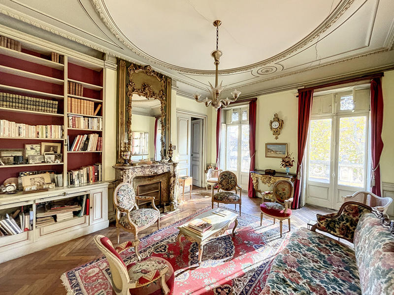 Demeure - 1 143 m² - 30 pièces