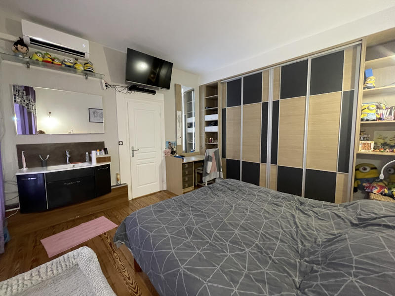 Maison - 242 m² - 12 pièces