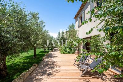 Maison - 250 m² - 6 pièces