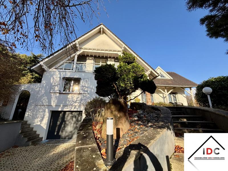 Maison - 166 m² - 6 pièces