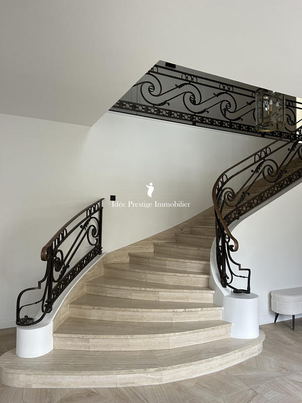 Maison - 443 m² - 12 pièces