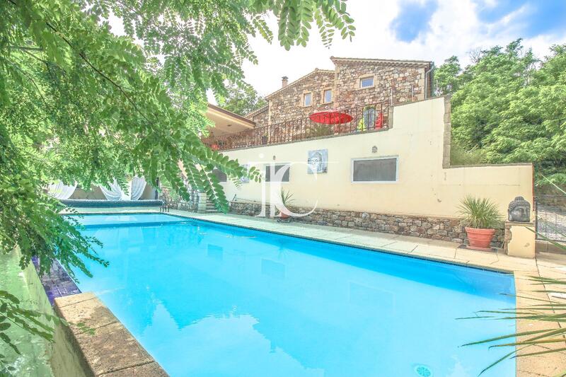 Maison - 241 m² - 8 pièces