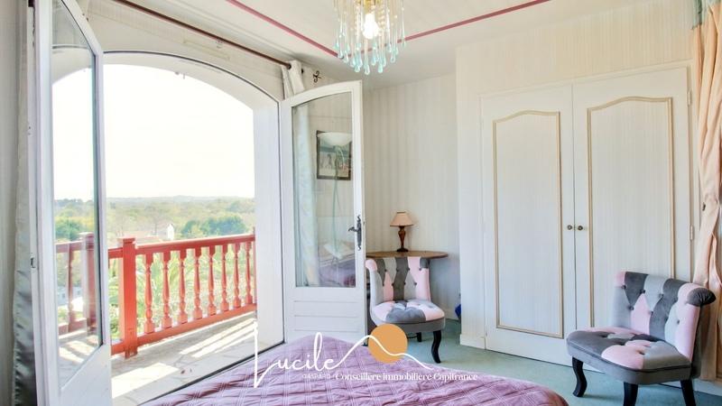 Maison - 235 m² - 9 pièces