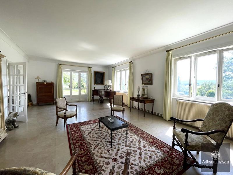 Maison - 318 m² - 11 pièces