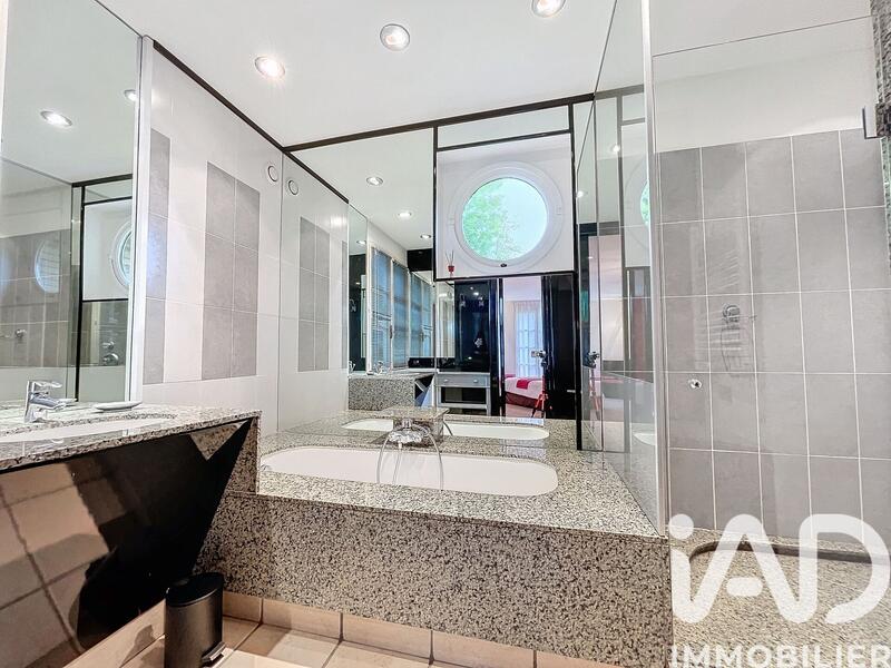 Maison - 330 m² - 9 pièces