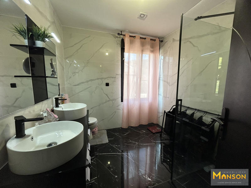 Maison - 223 m² - 9 pièces