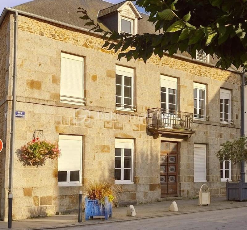 Maison - 200 m² - 11 pièces