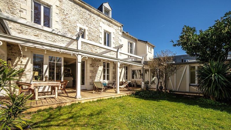 Maison - 220 m² - 7 pièces