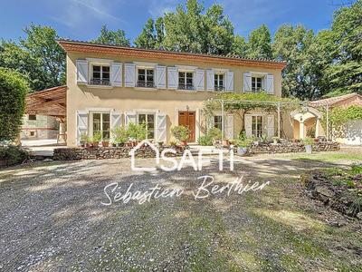 Maison de maîtres - 240 m² - 7 pièces